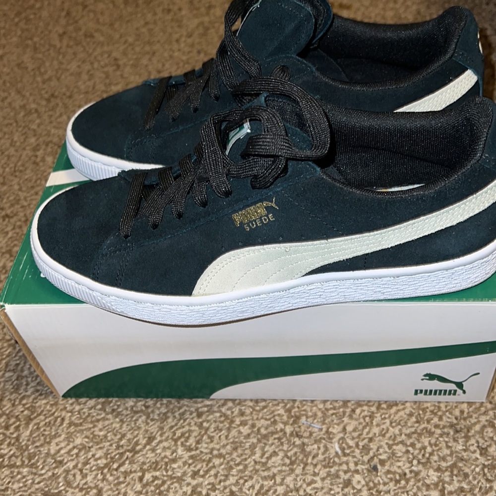 Pumas Women’s classics suede 😍😍😍😍😍😍😍😍
